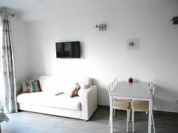 Direttamente Al Lago Apartments マローネ