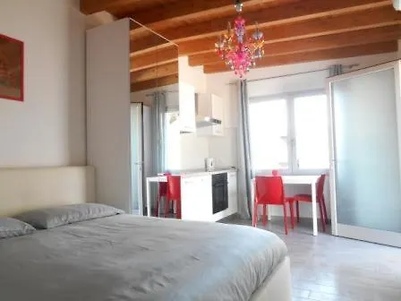 Direttamente Al Lago Apartments マローネ
