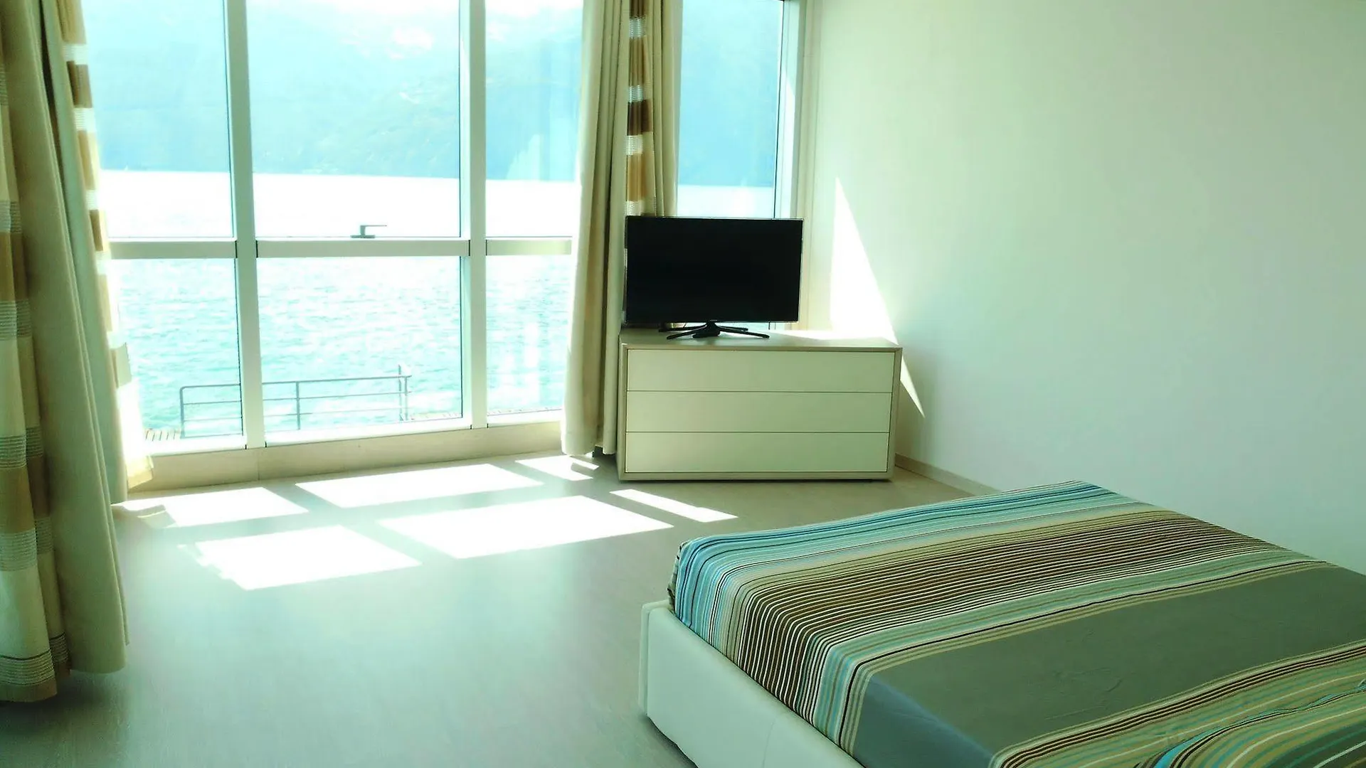Direttamente Al Lago Apartments マローネ
