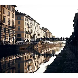 Taking A Walk In The Beating Heart Of Navigli , Milaan Italië